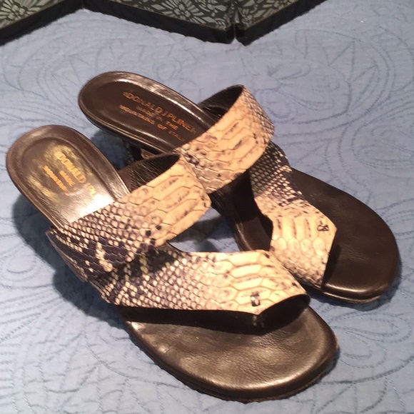 Snakeskin embossed Donald Pliner low heel sandals - Picture 1 of 8